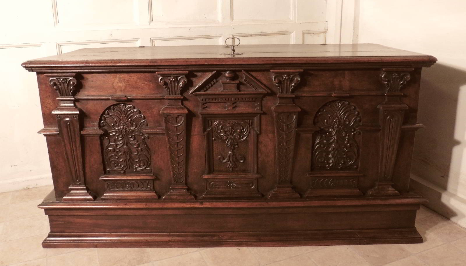 Antigue Chest